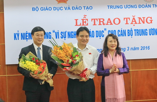 Thứ trưởng Nguyễn Thị Nghĩa thay mặt Bộ Giáo dục và đào tạo tặng hoa chúc mừng 85 năm ngày thành lập Đoàn TNCS Hồ Chí Minh